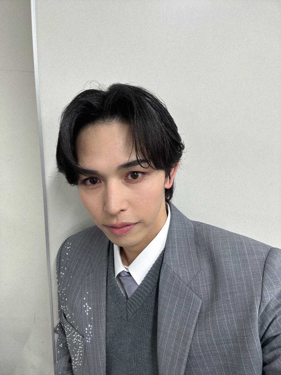 cloudest_ten's tweet photo. ☁️　FROM FUKAMI SHUTO

I'm Fukami Shuto!

Because of my inverted triangle body shape,
it's hard to use a seat for 1,5 people in the train,
but this is also a charm point.

(1/2)

#Cloudten #深水柊人 https://t.co/Uwby9DFKcQ