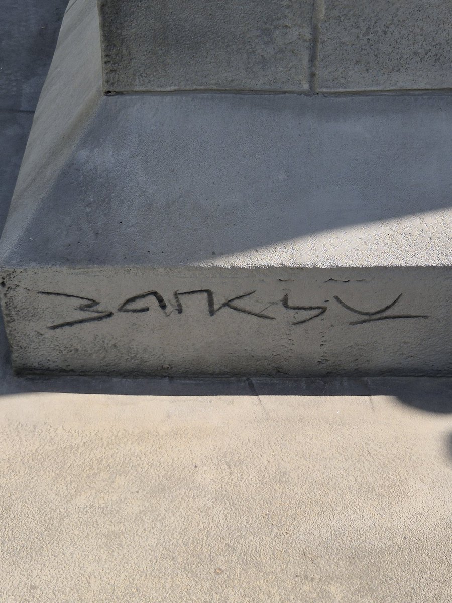 GeraldM64883070's tweet image. Banksy nails it with a new artwork. Suited man, boldly marching forward, blinded by a flag. Waterloo Place. Go see. #banksy #streetart #streetsoflondon #lovelondon