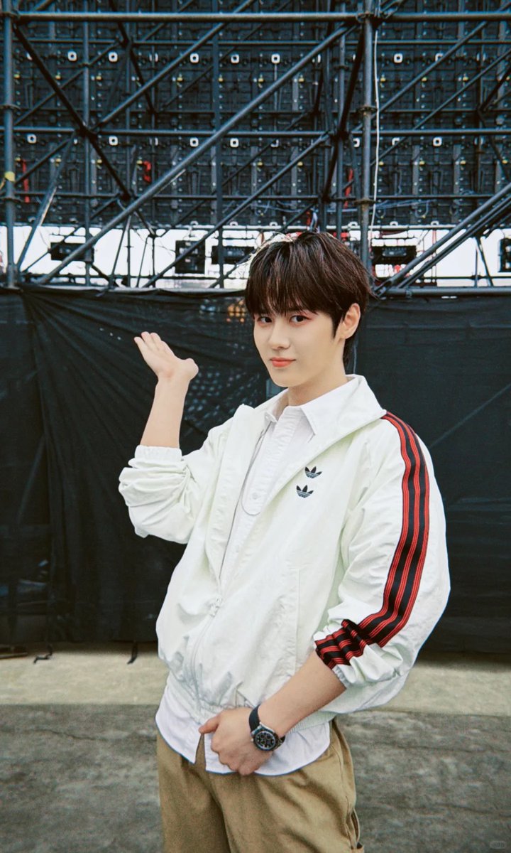 doiekunkun's tweet photo. 260502 #KUN Xiaohongshu update #WayV 

Today, it's gentle senior 🌥️

#HeSeemsToKnowThatHesHandsome #QianKun #YouthfulFeeling #WayZenNiComplementaryFood https://t.co/zd74G49dhv