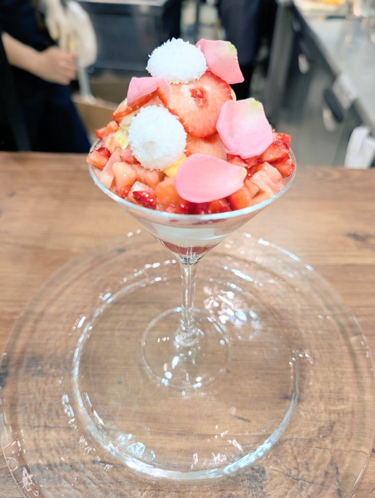 エンメさんの苺とルバーブのピンクローズパフェ
苺美味しい！大満足🍓苺の中からフランとグランブル。ルバーブとトマトのソルベはあっさりでココナッツが入ってるのも好きだった☺️