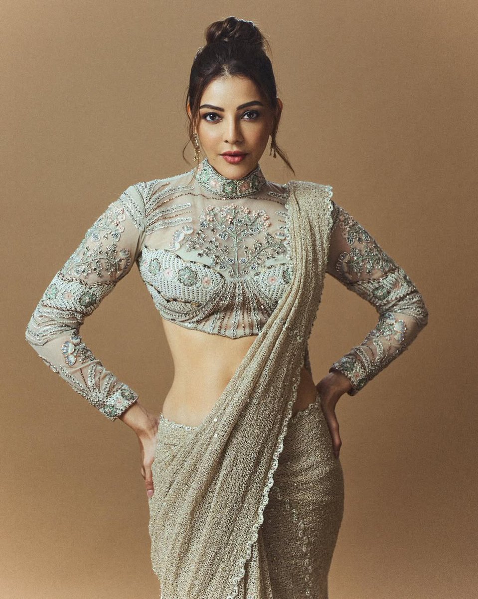 ChennaiTimesTOI's tweet image. Captivating in a beige sari, #KajalAggarwal stole the spotlight at Bellamkonda Sreenivas' wedding with Kavya Reddy.

#WeddingVibes #SariStyle