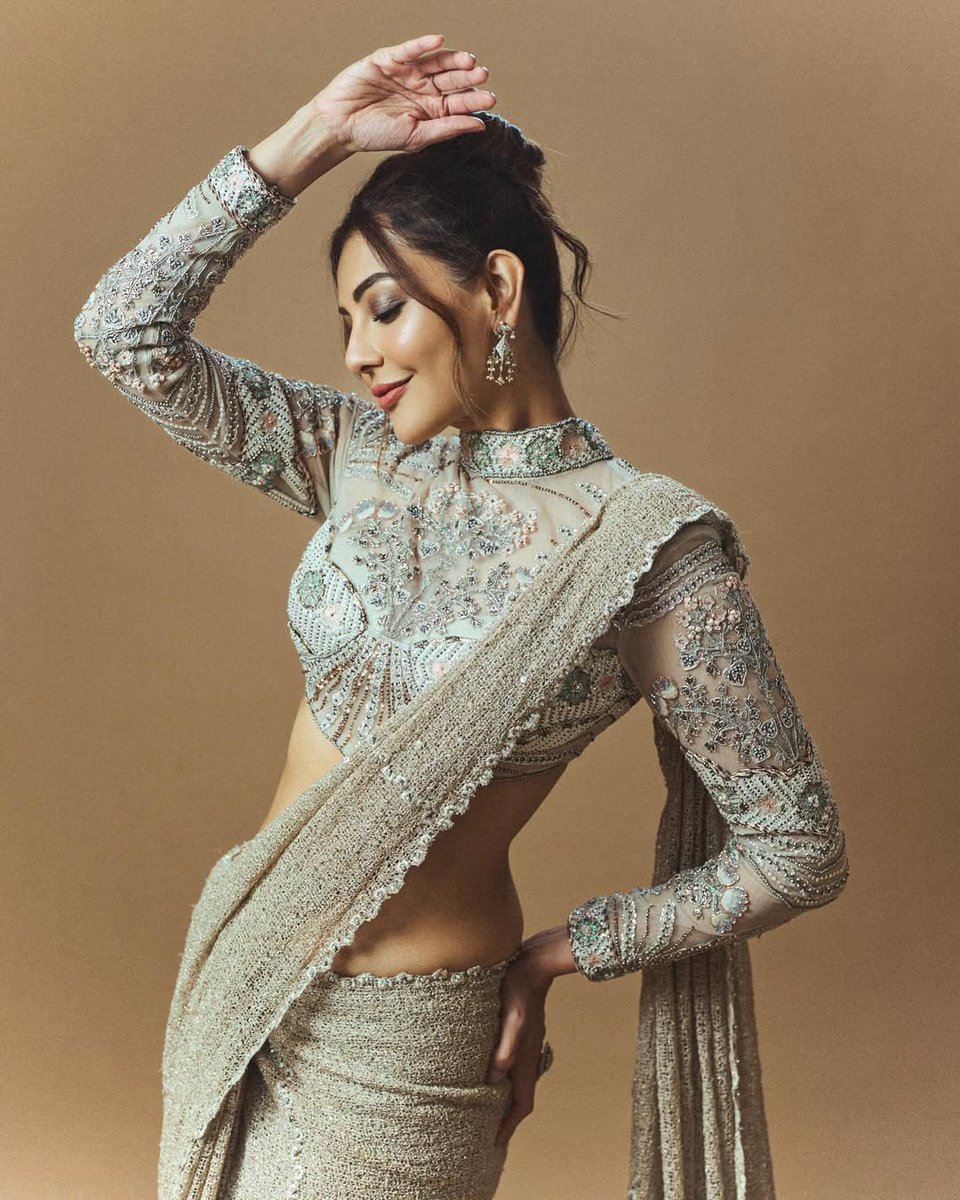 ChennaiTimesTOI's tweet image. Captivating in a beige sari, #KajalAggarwal stole the spotlight at Bellamkonda Sreenivas' wedding with Kavya Reddy.

#WeddingVibes #SariStyle