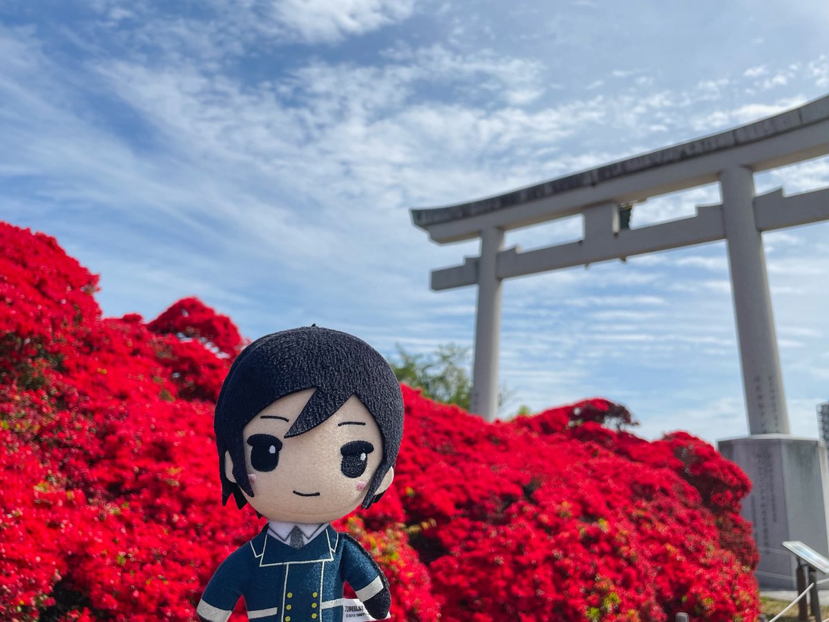 yagenui's tweet photo. 青い空に赤いツツジが映えるね、やげぬい https://t.co/wnXkVNHu62