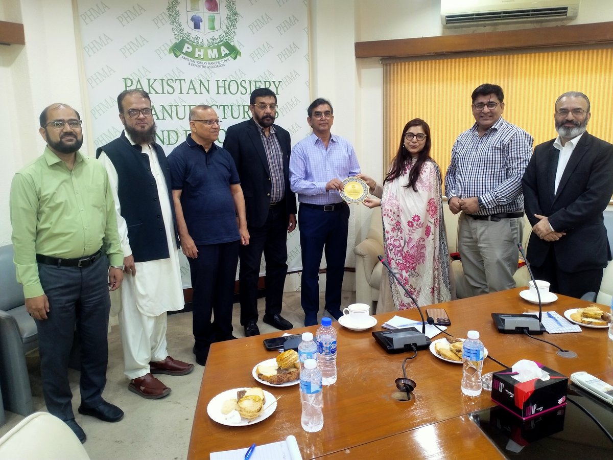 PHMAofficial's tweet photo. 𝐏𝐇𝐌𝐀, in collaboration with 𝐈𝐋𝐎, held a Certificate Distribution Ceremony for the Better Work Pakistan Seminar Series at PHMA House, Karachi, with 40+ participants from 35+ companies nationwide, recognizing commitment to improved workplace standards. #ILO #PHMA https://t.co/U5pMSkLR7l