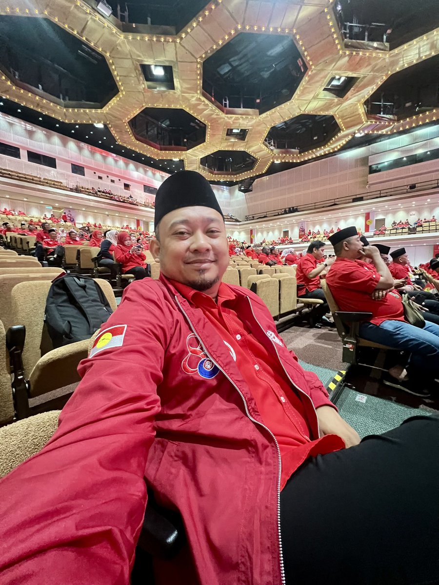 YMMiorAzlan's tweet photo. Konvensyen 80 Tahun UMNO - UMNO Ampang &amp; Umno Selangor Bersama Presiden @DrZahidHamidi 

Kepada Allah Kami Berserah 
Hidup UMNO 

https://t.co/JbsQ9fLu02 https://t.co/NAc5YP4OXd