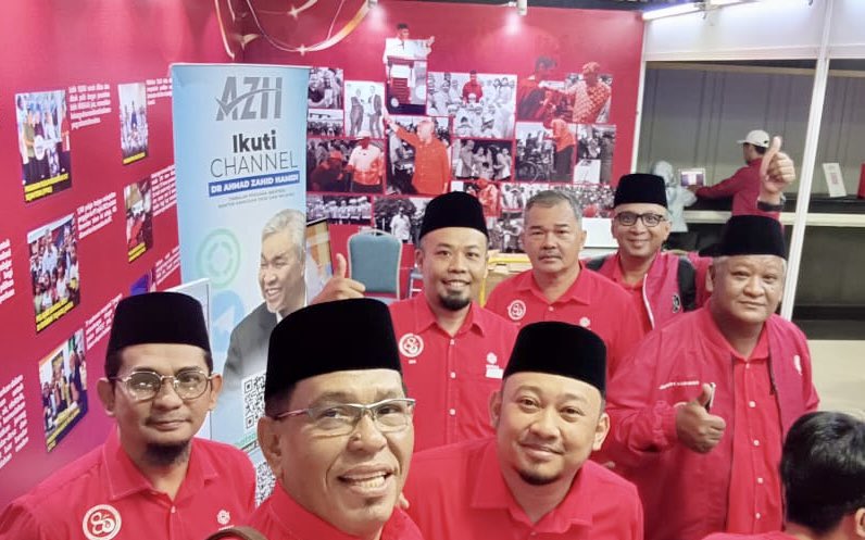 YMMiorAzlan's tweet photo. Konvensyen 80 Tahun UMNO - UMNO Ampang &amp; Umno Selangor Bersama Presiden @DrZahidHamidi 

Kepada Allah Kami Berserah 
Hidup UMNO 

https://t.co/JbsQ9fLu02 https://t.co/NAc5YP4OXd