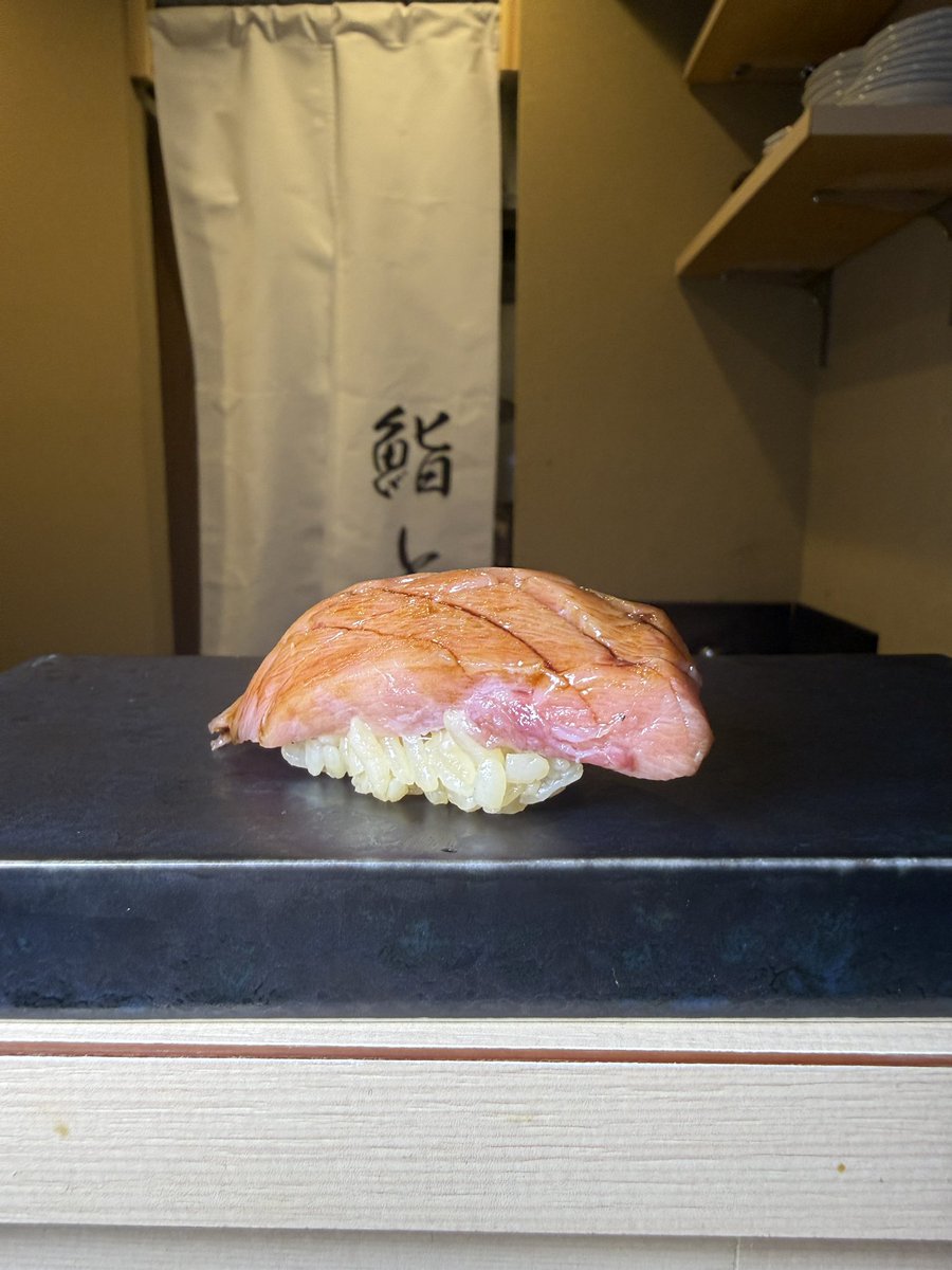 hitoshiuedadayo's tweet photo. 六本木の「鮨 とき」は、熟成と旬の融合で魅せる本格鮨店。
大将は手巻き寿司発祥の名店で研鑽を積み、その技術と哲学を一貫して体現しています。魚は状態を見極め、数日寝かせることで旨味を最大化しており、こだわりがすごいです。
#六本木グルメ
#植田仁
#sushi https://t.co/SdfKH6341p