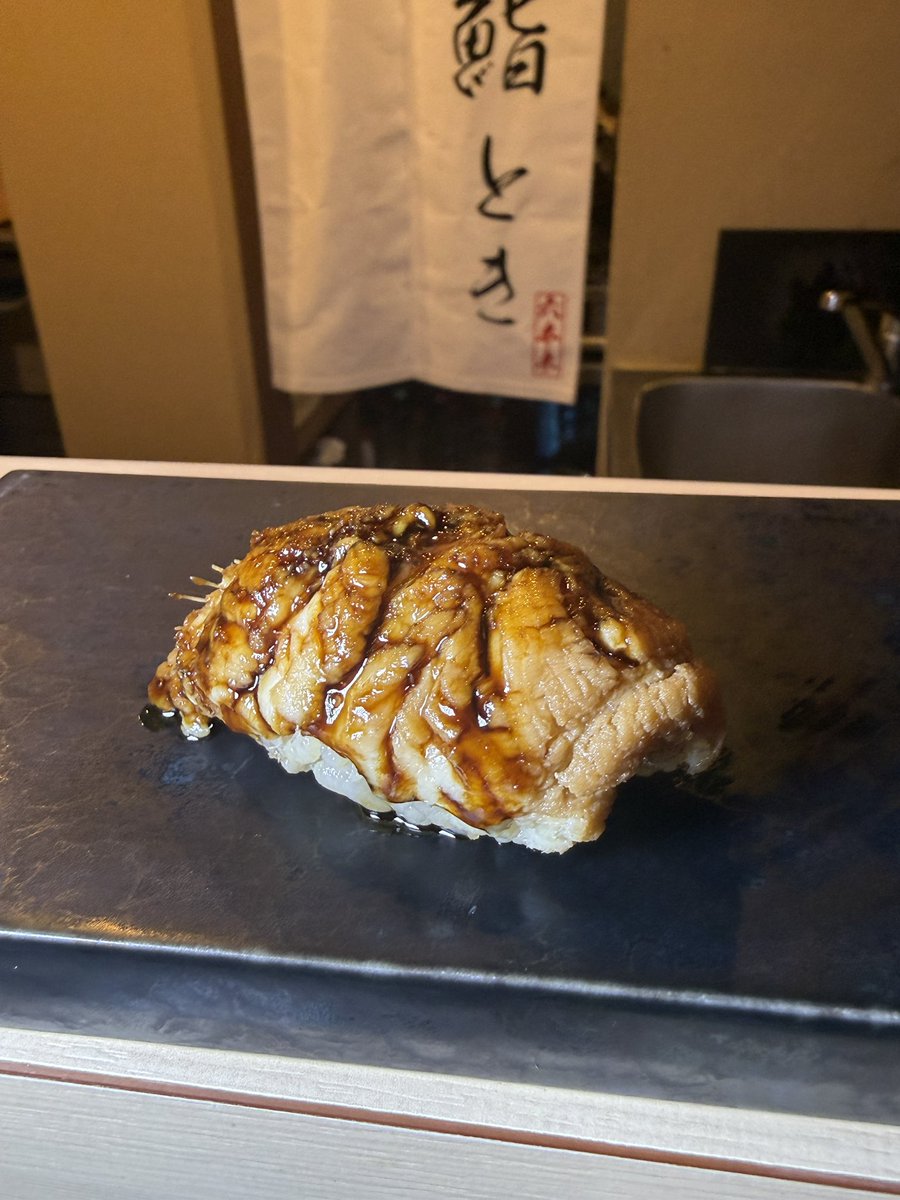 hitoshiuedadayo's tweet photo. 六本木の「鮨 とき」は、熟成と旬の融合で魅せる本格鮨店。
大将は手巻き寿司発祥の名店で研鑽を積み、その技術と哲学を一貫して体現しています。魚は状態を見極め、数日寝かせることで旨味を最大化しており、こだわりがすごいです。
#六本木グルメ
#植田仁
#sushi https://t.co/SdfKH6341p