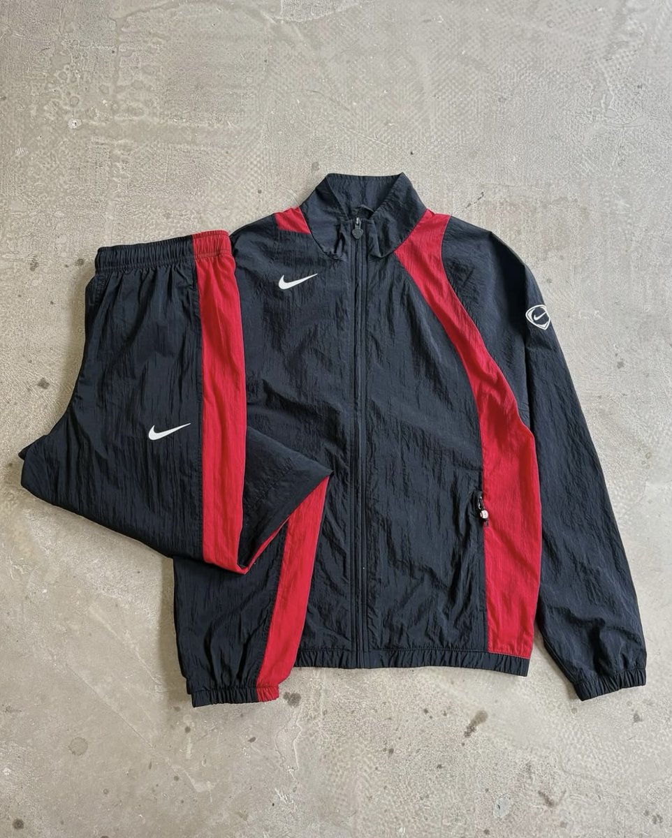 CaminoTV's tweet photo. le complet total 90 avec les bandes rouges comme ça c'est méchant (115€ 1̶9̶0̶€̶)

veste https://t.co/invopxEOZA
jogging https://t.co/kRxcjz3SGF https://t.co/q7FA7CzoOZ