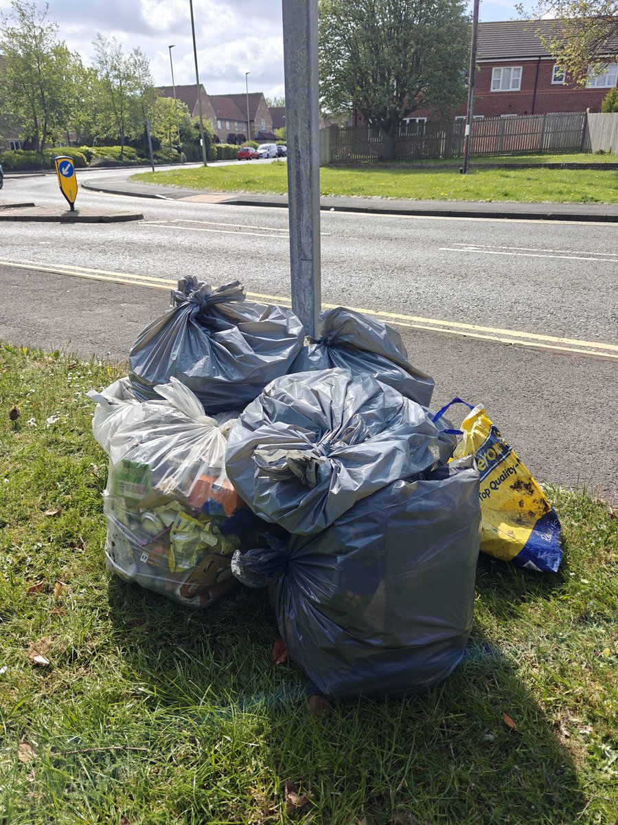 toomuchchoice's tweet image. Out with the gang on a lovely morning ☀️🌻🚮🗑️#lovewhereyoulive #tidyminds
