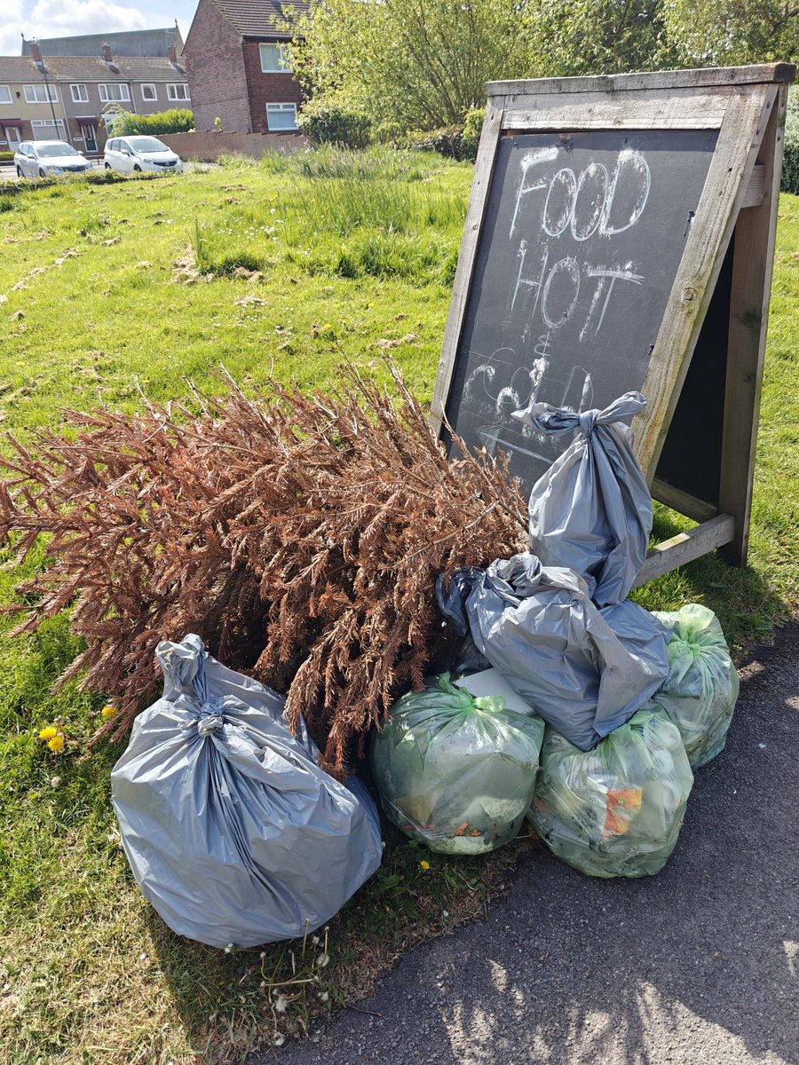 toomuchchoice's tweet image. Out with the gang on a lovely morning ☀️🌻🚮🗑️#lovewhereyoulive #tidyminds