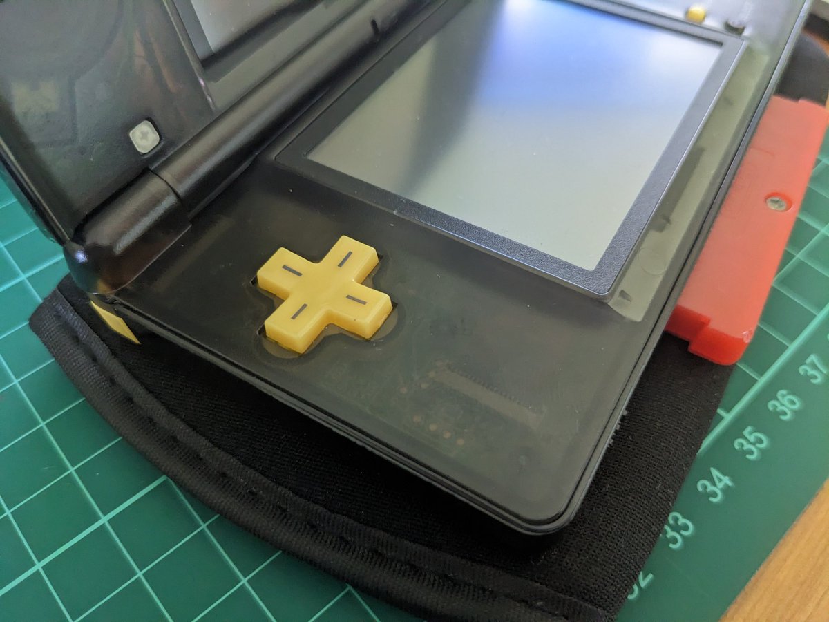 BoomEX_'s tweet photo. Session 6: FR Shiny Bulbasaur hunt - I found that a nice soft cushion for the DS lite takes a bit of pressure off the constant button pressing. No shiny yet 

Shiny: ❌
SR: 150
SR Total: 1,450
Total Time: 15h 41m

#Pokemon #FireRed #GBA #ShinyHunt https://t.co/JL8GNQD1oH