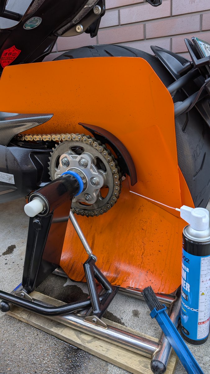 narusio150's tweet photo. バイクチェーン洗浄ガード
片持アーム用が無いので作ったｗ https://t.co/fdqCQ7lgPV