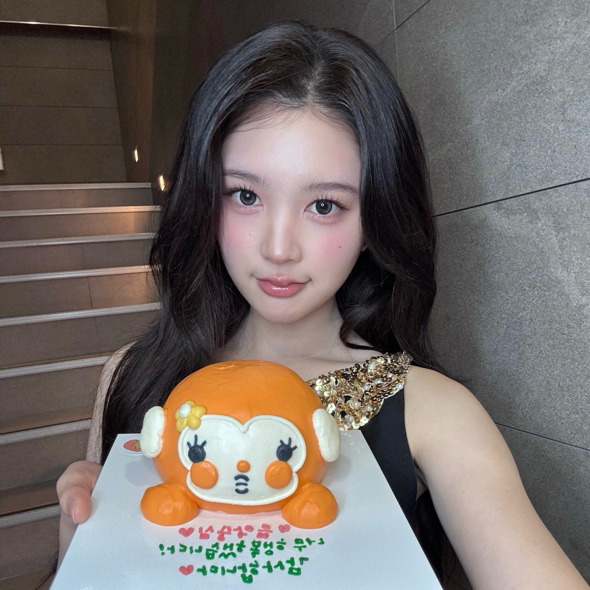 A_NAface's tweet photo. #앞으로의_유나도_기대하쇼쇼쇼 
#ThankYouMCA_NA
수고했어 유나야🙉🌻 https://t.co/XGmkBYw4v7