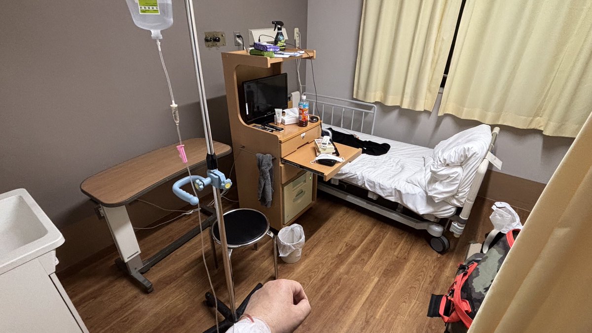 OhSunrider's tweet photo. 2週間位前から蜂窩織炎で仕事を休みズッと薬を飲んでましたが、結局悪化✨
いよいよ入院となりました‼︎
数日入院で大丈夫だろうと思ってましたが
入院してみると病名が変わり、2週間の入院予定&amp;入院中毎日24時間点滴生活✨
2週間ズッと点滴生活て
これはキツい⤵︎
朝からの点滴で手が腫れてます笑 https://t.co/gSxEmyXRYx