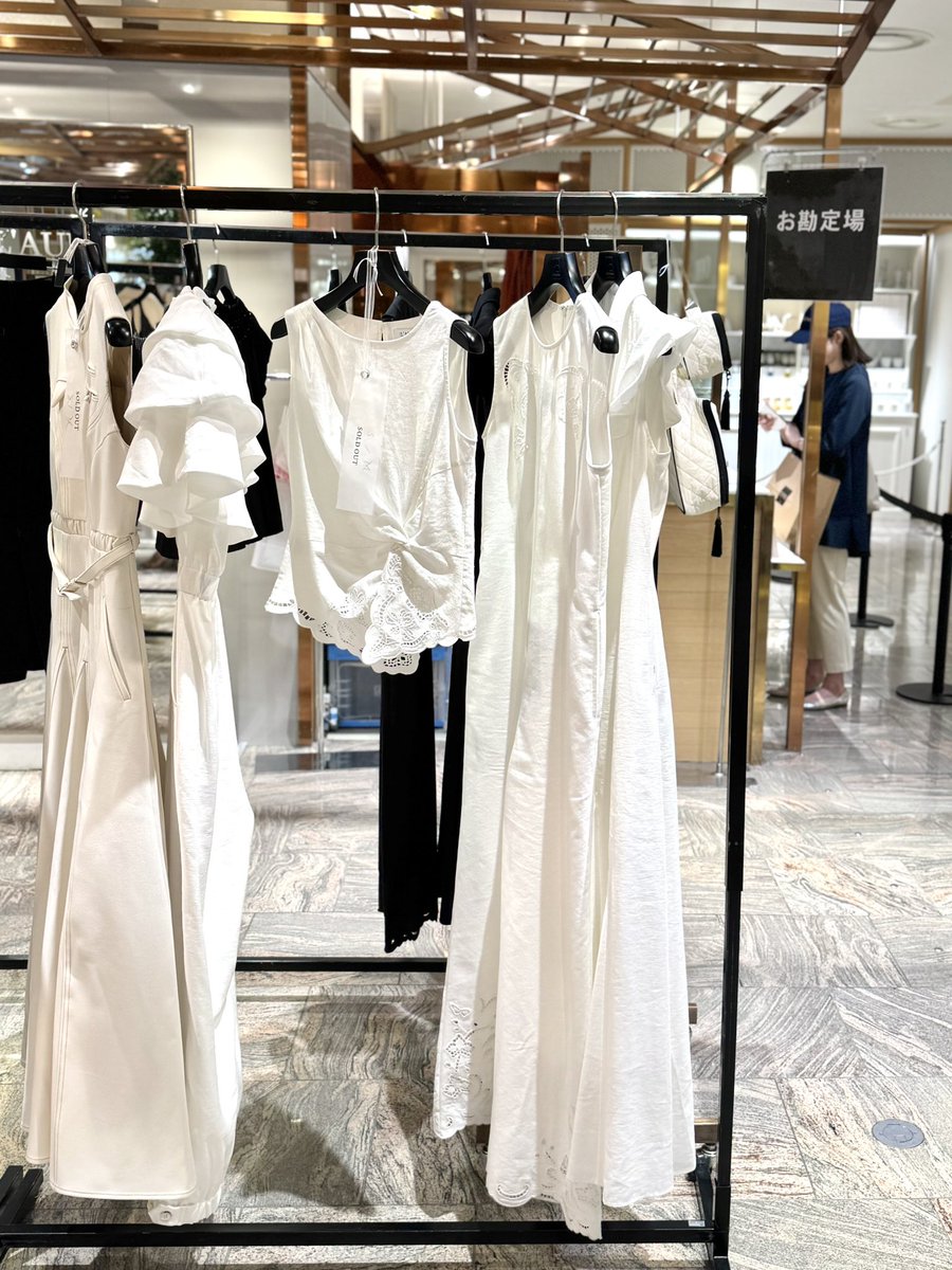 h________ka's tweet photo. L'AUBEのPOPUPやっと行けました🕊️🌿

そこまでお客様も多くなく店内ゆっくり見られたし
美人なスタッフの皆さまにも構ってもらえて幸。
時間が遅く、お目当ての在庫はほとんどなかったけれど
何点か試着させて頂けたのでまたレポします😊
#laubeblanc https://t.co/NCgBESKzqL