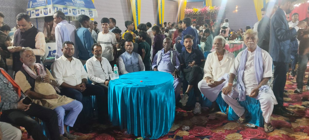 BguVivekkumar's tweet photo. पैतृक गांव में पिंकू जायसवाल जी की बहन की शादी में शामिल होकर बेहद खुशी हुई।
अपने लोगों के बीच, अपनेपन के साथ—हर पल खास बन गया।
✨ गांव की सादगी ही असली खुशी है।
📍जहां समस्या, वहां विवेक साहू
#GaonKiYaadein #ShaadiVibes #Apnapan https://t.co/Qot90VSv0j