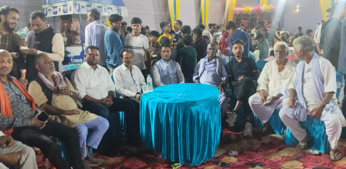 BguVivekkumar's tweet photo. पैतृक गांव में पिंकू जायसवाल जी की बहन की शादी में शामिल होकर बेहद खुशी हुई।
अपने लोगों के बीच, अपनेपन के साथ—हर पल खास बन गया।
✨ गांव की सादगी ही असली खुशी है।
📍जहां समस्या, वहां विवेक साहू
#GaonKiYaadein #ShaadiVibes #Apnapan https://t.co/Qot90VSv0j