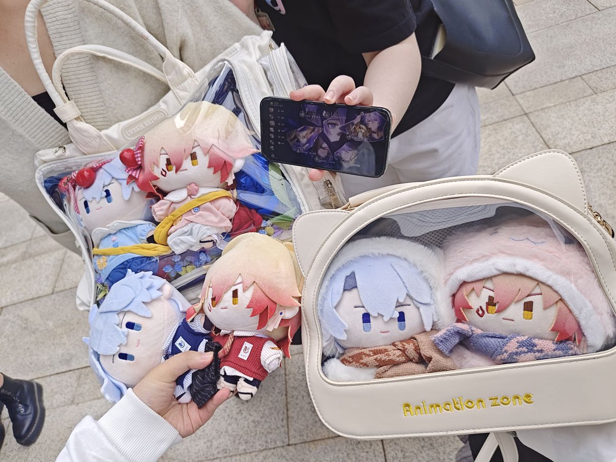 Syric_'s tweet photo. 今天去玩了，碰到了同担好舒服……好多糕桃🥰🥰🥰，还有两位国外的小姐姐 https://t.co/Uo5Tkvs9e1