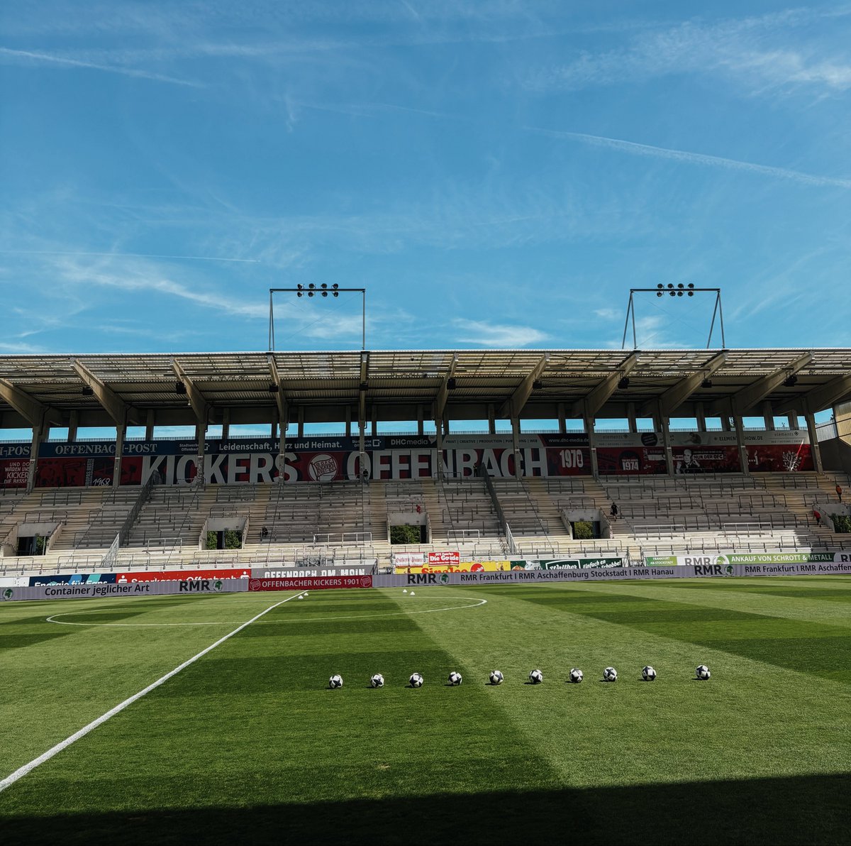 OFC_offiziell's tweet photo. Gude vom Bieberer Berg! 🔴⚪️ #OFCFCA #kickersoffenbach #nurderOFC #dasistoffenbach https://t.co/lnDcUy86qL