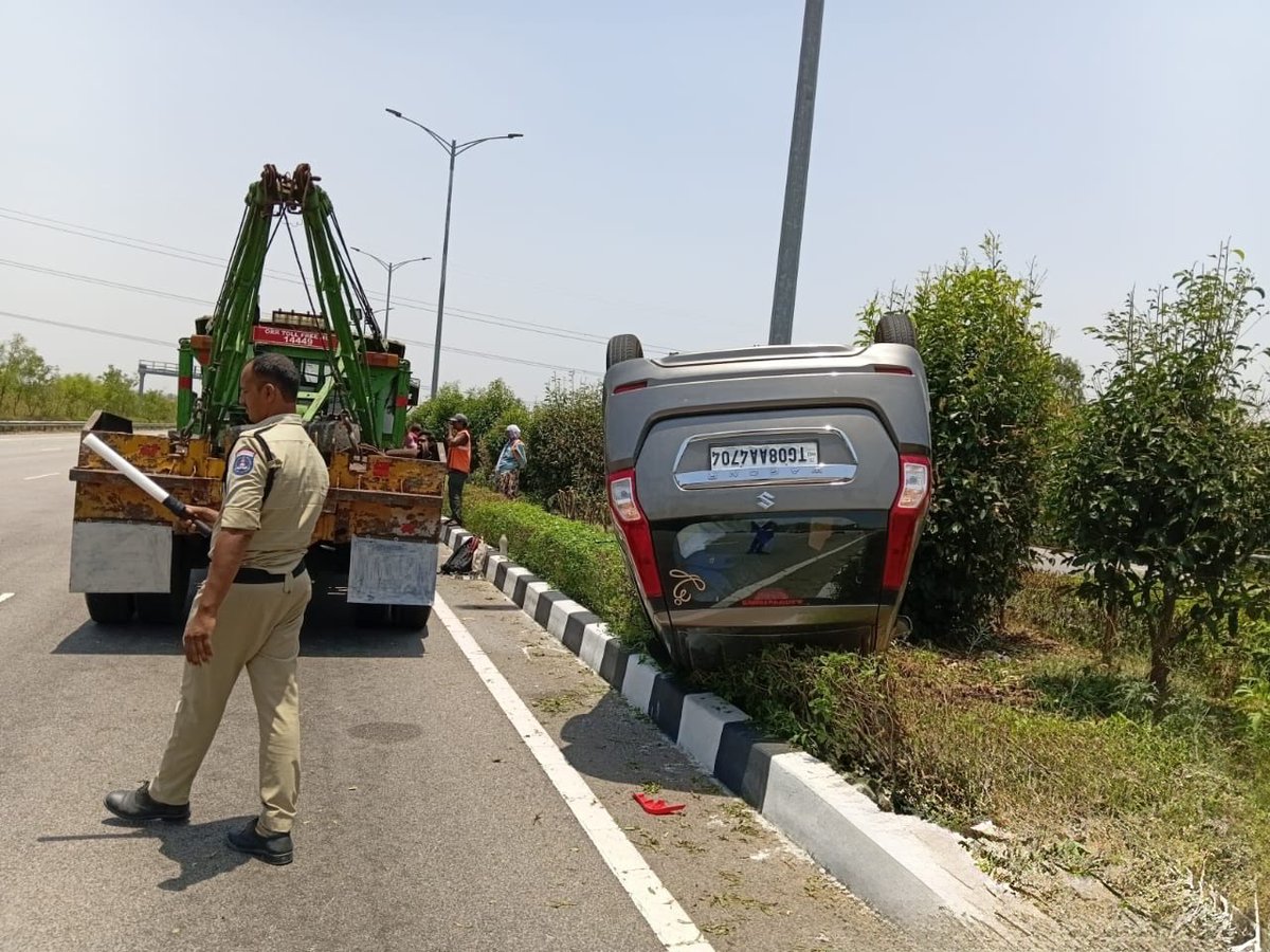 shinenewshyd's tweet image. Another car accident on #Hyderabad #Outer Ring Road car lost control and overturned near Exit No. 14 on the Outer Ring Road. 4 people sustained serious injuries and were rushed to hospital.