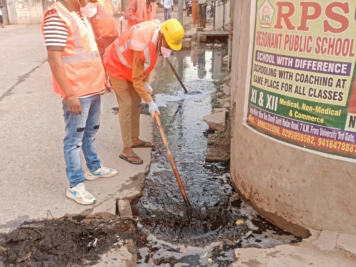 eomcthanesarkkr's tweet photo. #mcthanesar 
#NayiSochNayaSheharSwachhHaryanacampaign #RWA #shramdan 
     "नई सोच-नया शहर स्वच्छ हरियाणा अभियान" 
प्रदेश सरकार द्वारा निर्देशित # नई सोच_ नया शहर_स्वच्छ हरियाणा_अभियान के अंतर्गत नगर परिषद सफाई कर्मियों द्वारा नालों की साफ सफाई की गई। https://t.co/gFySPjuPXb