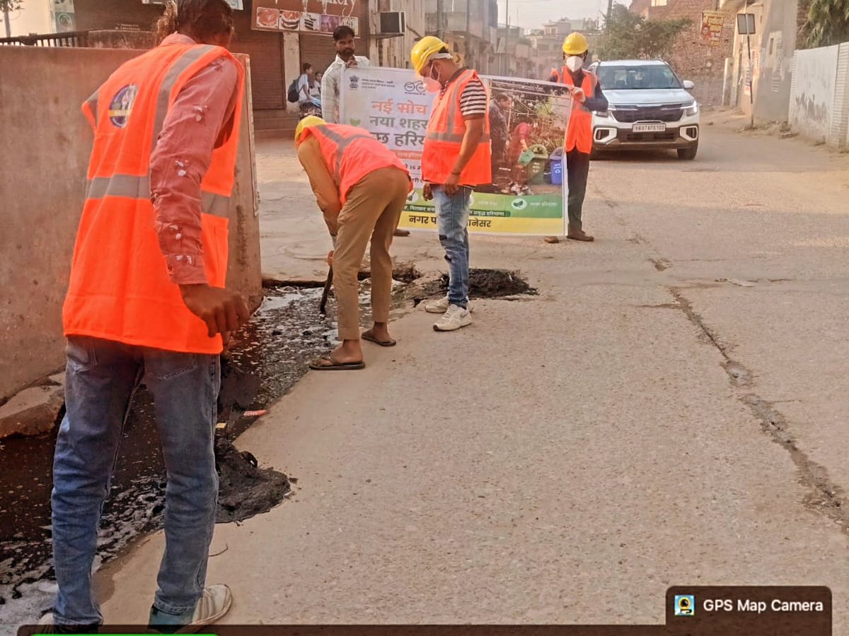 eomcthanesarkkr's tweet photo. #mcthanesar 
#NayiSochNayaSheharSwachhHaryanacampaign #RWA #shramdan 
     "नई सोच-नया शहर स्वच्छ हरियाणा अभियान" 
प्रदेश सरकार द्वारा निर्देशित # नई सोच_ नया शहर_स्वच्छ हरियाणा_अभियान के अंतर्गत नगर परिषद सफाई कर्मियों द्वारा नालों की साफ सफाई की गई। https://t.co/gFySPjuPXb