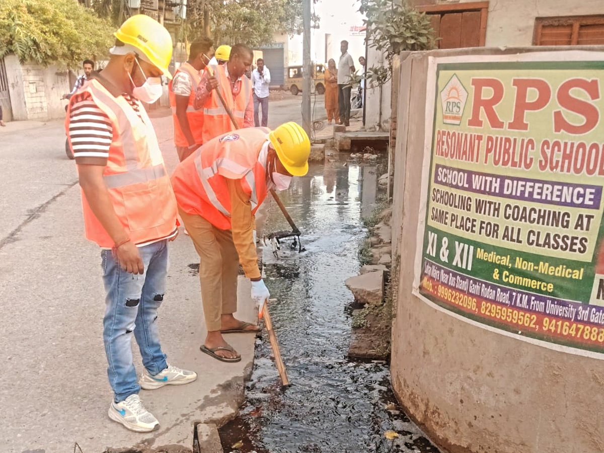 eomcthanesarkkr's tweet photo. #mcthanesar 
#NayiSochNayaSheharSwachhHaryanacampaign #RWA #shramdan 
     "नई सोच-नया शहर स्वच्छ हरियाणा अभियान" 
प्रदेश सरकार द्वारा निर्देशित # नई सोच_ नया शहर_स्वच्छ हरियाणा_अभियान के अंतर्गत नगर परिषद सफाई कर्मियों द्वारा नालों की साफ सफाई की गई। https://t.co/gFySPjuPXb