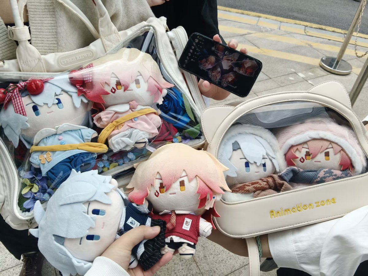 Syric_'s tweet photo. 今天去玩了，碰到了同担好舒服……好多糕桃🥰🥰🥰，还有两位国外的小姐姐 https://t.co/Uo5Tkvs9e1
