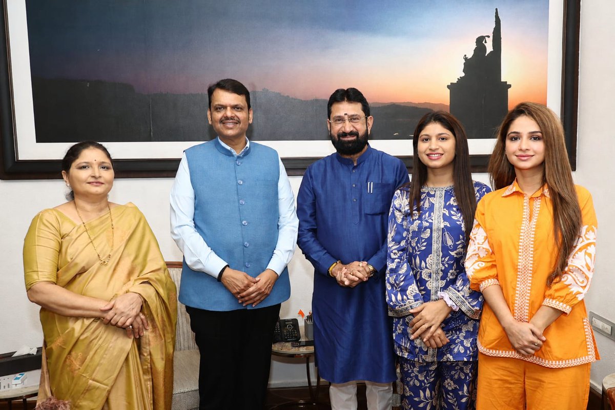 iVijayChaudhari's tweet image. मुंबई येथे राज्याचे लोकप्रिय मुख्यमंत्री मा.ना.श्री.देवेंद्रजी फडणवीस साहेब यांची सहपरिवार सदिच्छा भेट घेतली.

#DevendraFadnavis #CMOMaharashtra #Mumbai  #1May2026 #MaharashtraDay
