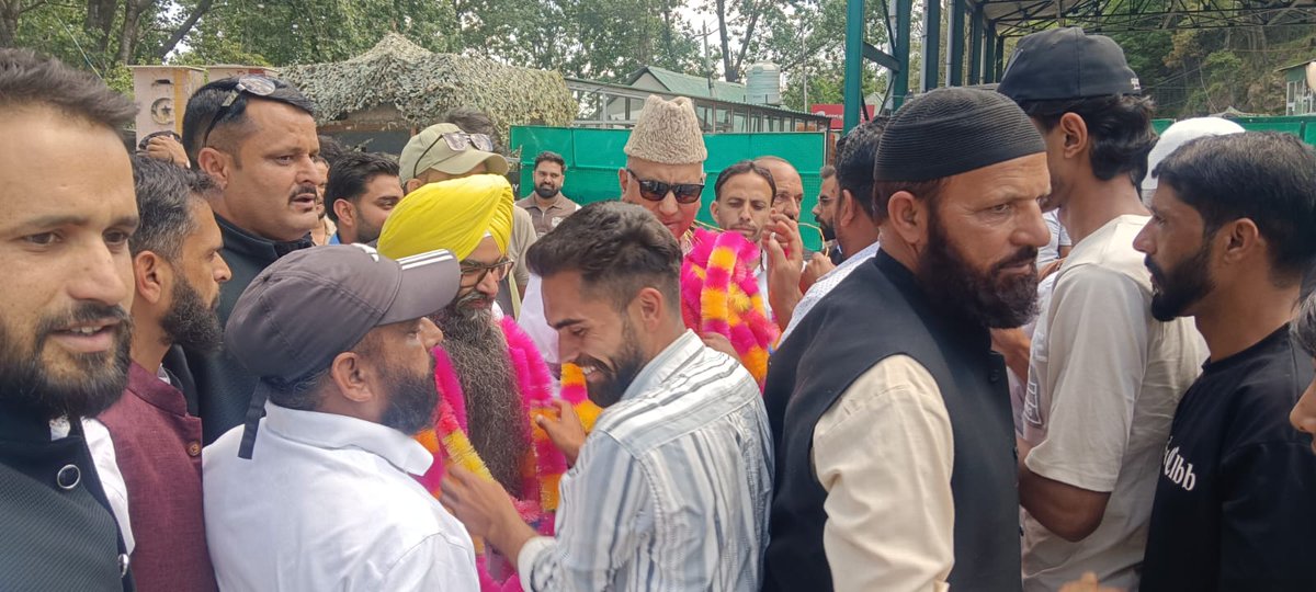 GulamAliKhatana's tweet photo. 📍Poonch Border (Jammu & Kashmir)

I express my heartfelt gratitude for the warm welcome and honour received from Shri Gurdeep Singh Ji Khalsa, District President of Bharatiya Janata Party Poonch District, Shri Manawar Hussain Khan, Mandal President Balakot, Samreen Khan Ji, Azhar Mahmood, Bharatiya Yuva Morcha Rajouri District President, along with many senior party workers and dignitaries.

📍पूंछ बार्डर (जम्मू-कश्मीर)

श्री गुरदीप सिंह जी खालसा जिला अध्यक्ष भारतीय जनता पार्टी पूंछ जिला, श्री मनावर हुसैन खान मंडल प्रधान बालाकोट, समरीन खान जी, अज़हर महमूद भारतीय युवामोर्चा राजौरी जिला अध्यक्ष सहित अनेक वरिष्ठ पार्टी कार्यकर्ताओं सहित और गणमान्य लोग के द्वारा स्वागत-सम्मान के लिए तेहदिल से आभार व्यक्त करता हूँ।

📍پونچھ بارڈر (جموں و کشمیر)
میں شری گردیپ سنگھ جی خالصہ، ضلع صدر بھارتیہ جنتا پارٹی پونچھ ضلع، شری مناور حسین خان، منڈل پردھان بالاکوٹ، سمرین خان جی، اظہر محمود، بھارتیہ یوا مورچہ راجوری ضلع صدر سمیت متعدد سینئر پارٹی کارکنان اور معزز شخصیات کی جانب سے پُرتپاک استقبال و اعزاز پر تہہِ دل سے اظہارِ تشکر کرتا ہوں۔