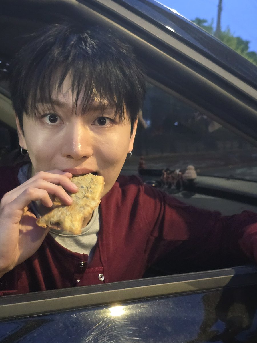 ilovekinosobad's tweet photo. 팬싸인회장 옆 붕어빵 가게 사장님이 형구한테 붕어빵 주심
여기 너무너무 맛있어요 <양재골 붕어빵 분식> !!!!!
그리고 사장님이 너무 유쾌하셔요🥹

(사진은 사장님이 보내주셨어요! 얼굴 안 가려도 된다고 하셔서 그대로 올립니다🙂‍↕️🫶)

#kinoeats #키노이츠 #KINO #키노 #PENTAGON #펜타곤 https://t.co/jrT7M3NQY9