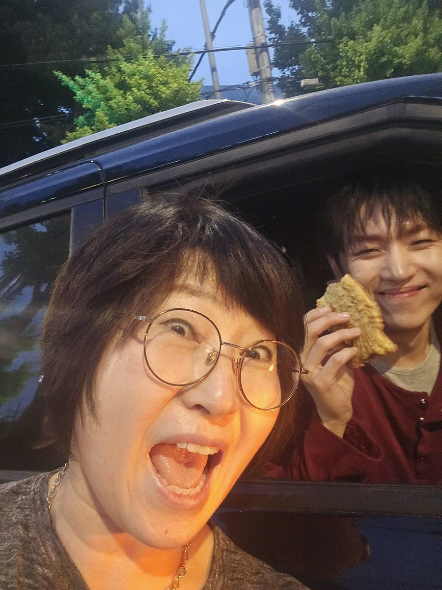 ilovekinosobad's tweet photo. 팬싸인회장 옆 붕어빵 가게 사장님이 형구한테 붕어빵 주심
여기 너무너무 맛있어요 <양재골 붕어빵 분식> !!!!!
그리고 사장님이 너무 유쾌하셔요🥹

(사진은 사장님이 보내주셨어요! 얼굴 안 가려도 된다고 하셔서 그대로 올립니다🙂‍↕️🫶)

#kinoeats #키노이츠 #KINO #키노 #PENTAGON #펜타곤 https://t.co/jrT7M3NQY9