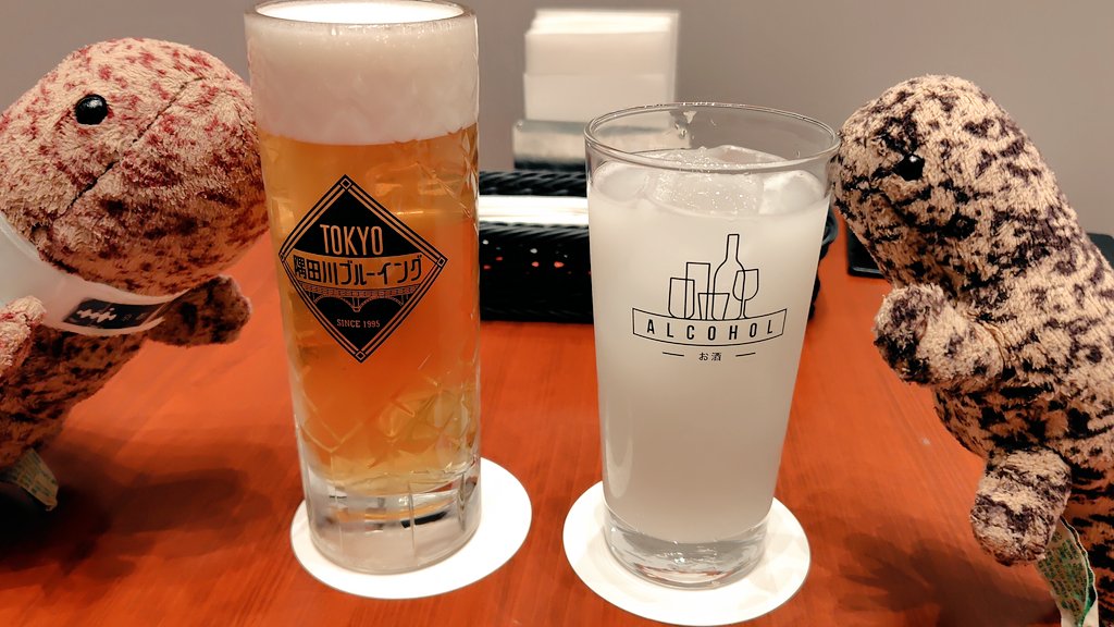 sanshoukun's tweet photo. 本社ビル内スカイルームの次は、う◯こビルの下にあるビアホール・フラムドームへハシゴしてん🎵
サンショウ君はクラフトビールのケルシュスタイル、エクストラコールドの3杯を🍺
ヨンショウ君はカルピスサワー、ゴショウ君は幼生だからアルコールなし🙂‍↔️
#昼間っから飲むビール最高❤ https://t.co/pDIXf0eXNN