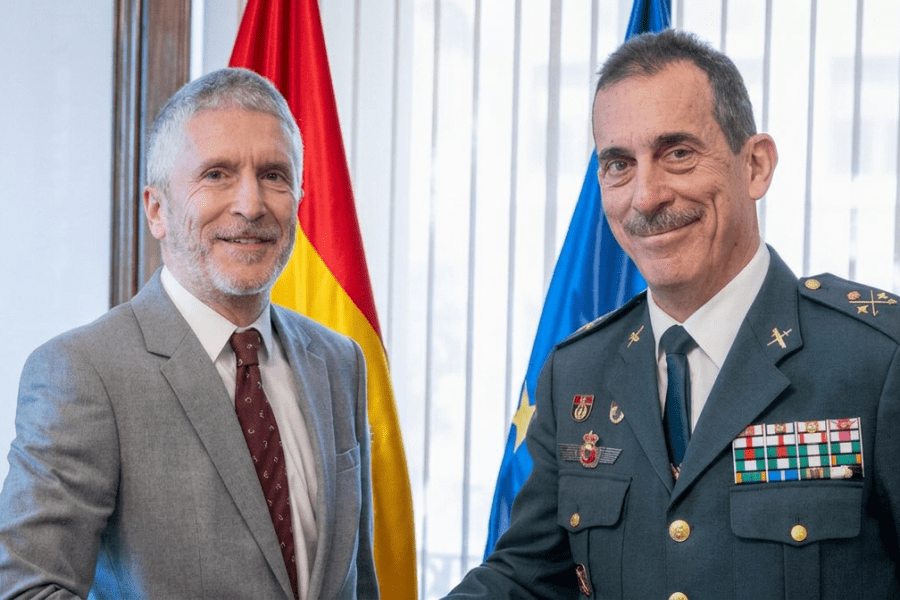 pepeluspain's tweet image. Dimite un general de la Guardia Civil tras negarse a firmar una norma que favorece la igualdad en el Cuerpo.
El #honor es su #divisa. #guardiacivil

El parguela no conoce eso y, menos el que se lo ordena.