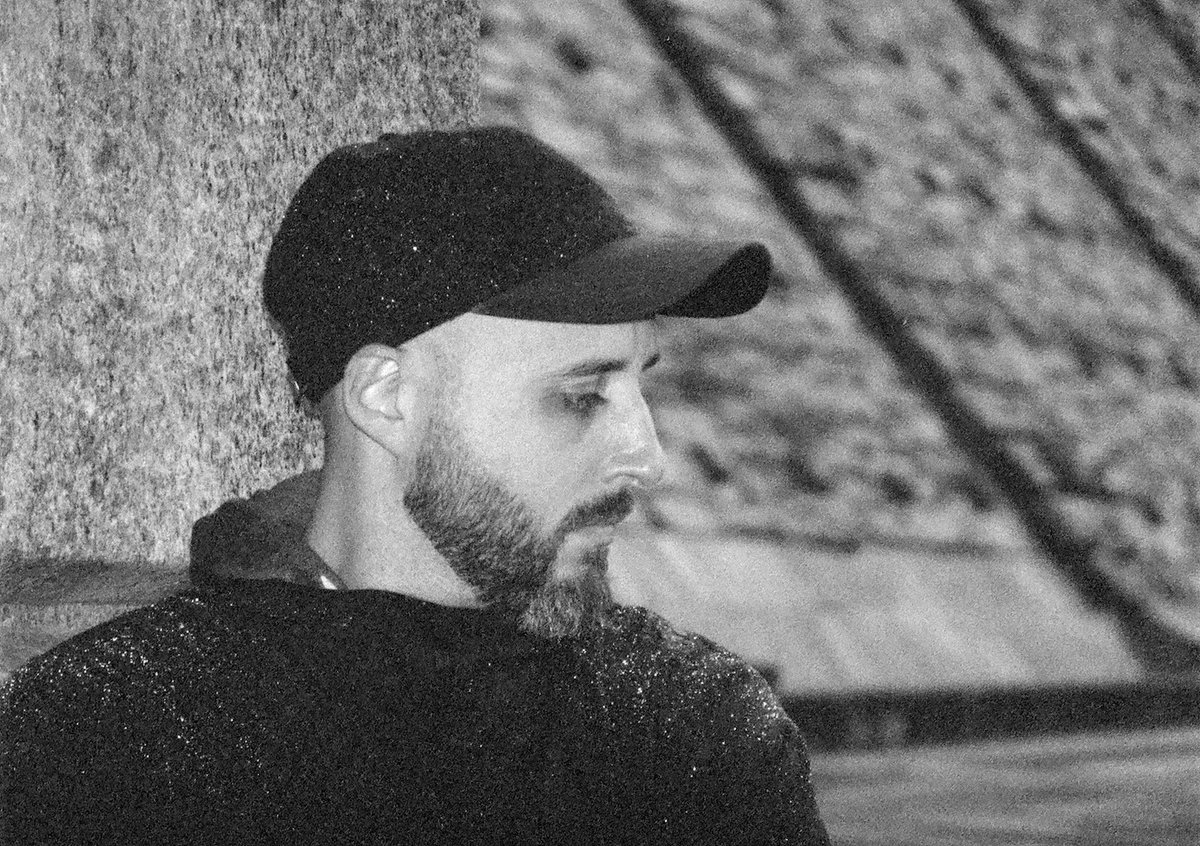 MAGNETMagazine's tweet photo. #MAGNETExclusive: @ThinLear goes track by track on “Many Disappeared” (#FirstCityArtists). “This record is driven by a desire to be more connected and needing to navigate all manner of obstacles—real and imagined, emotional and spiritual—to get there”: https://t.co/4SQRX5TNwL https://t.co/G46MTt9tic