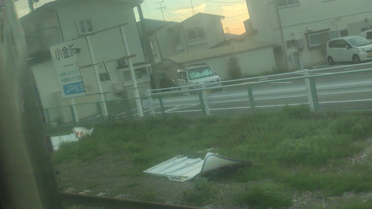 TheSensekiTimes's tweet photo. [強風により大幅なダイヤ乱れ 看板破損も]
石巻市などで風速17メートルを観測した強風で、革新的な世界初のフィンバック橋梁などを採用し、風対策を行なっている仙石線でも大幅なダイヤ乱れが発生した。また、祖国防衛都市東松島市の矢本駅では、強風との因果関係は不明だが看板に損壊が見られた。 https://t.co/RIXCerarIX