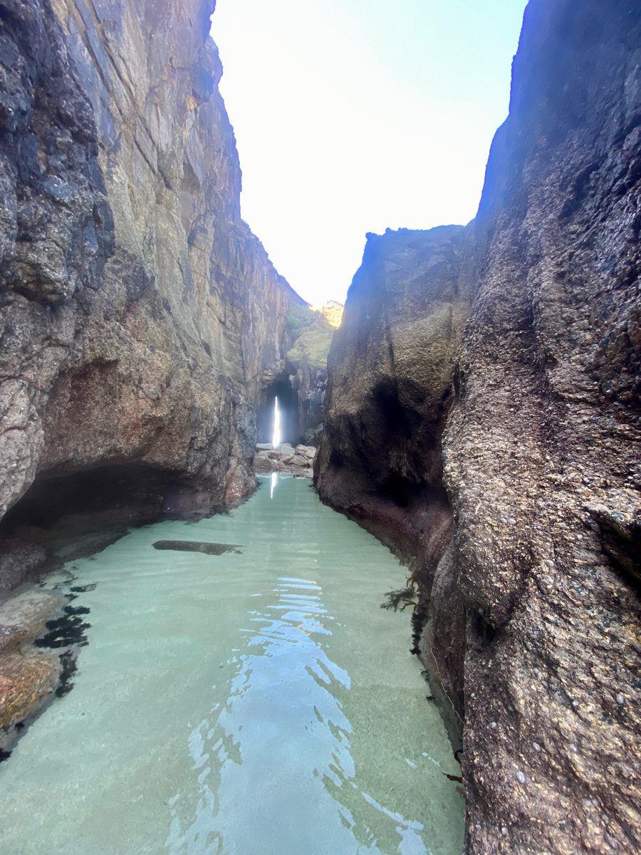 bakrim2000's tweet image. 6/ The best Cornish cove 💎 Magical!💙 🔆
#walking👣#nanjizal  #cornwall