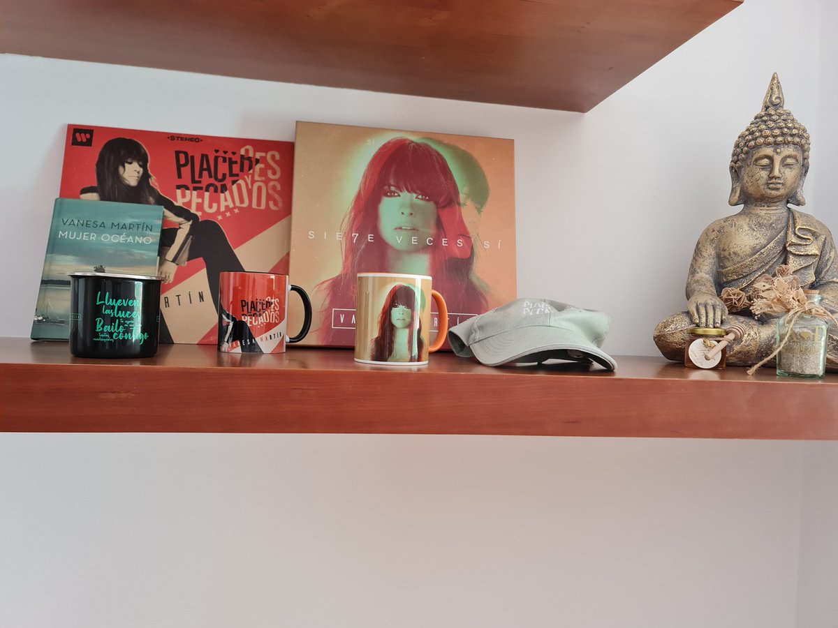 C_andala's tweet photo. E eu que chego a casa nova e a minha noiva ja tinha montado o altar a @vanesamartin_ 🥰🥰 https://t.co/mm24QisdEm