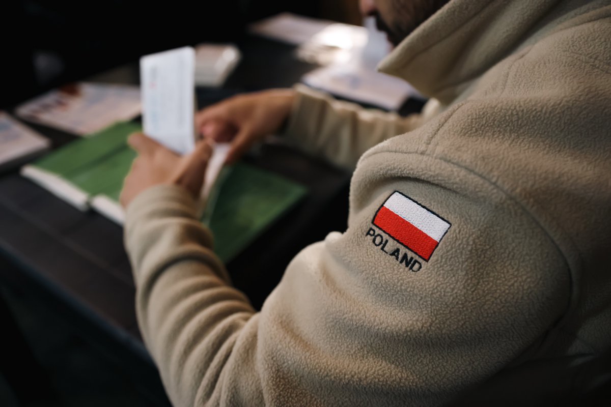 FundacjaPCPM's tweet photo. Gdziekolwiek ruszamy z pomocą, to zawsze pod polską flagą 🇵🇱
#DzieńFlagi 🇵🇱 #PCPM https://t.co/GJ2AyMui1f