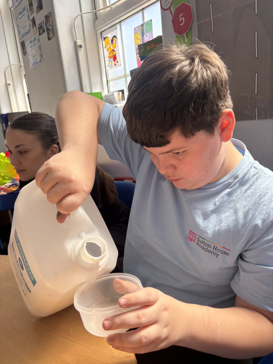 _SuttonHouse_'s tweet image. Pupils had great fun making slime as a sensory activity 🧪 Supporting creativity, exploration, and hands-on learning while developing fine motor skills! #SensoryPlay #LearningThroughPlay