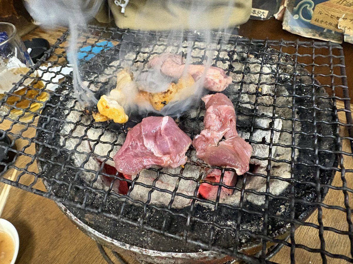 s_sakearchive's tweet photo. 日ノ出町の『がま親分』さんにお邪魔しましたキタナシュラン星2つ半獲得の煙モクモク系ホルモン焼肉のお店です🔥
上着や荷物用のゴミ袋や煙対策にゴーグルの貸出もあるので安心して(？)焼きまろう。
それにしてもここまで煙がすごい店は扇大橋の『平壌苑』さん以来だ。 https://t.co/FZJ9FAEZqV