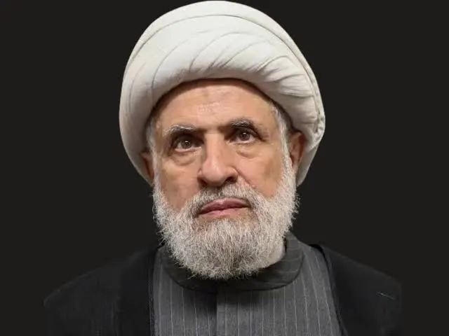 MarounTurLevnon's tweet photo. Just FYI for the sons and daughters of mut3a:
- On the left, the guy that forced you to die and leave your homes that are just rubble now.

- On the right, the guy that actually opened his churches, schools and sanctuaries for you.

You are always backstabbers mercenaries. https://t.co/FbYkfS4e5V