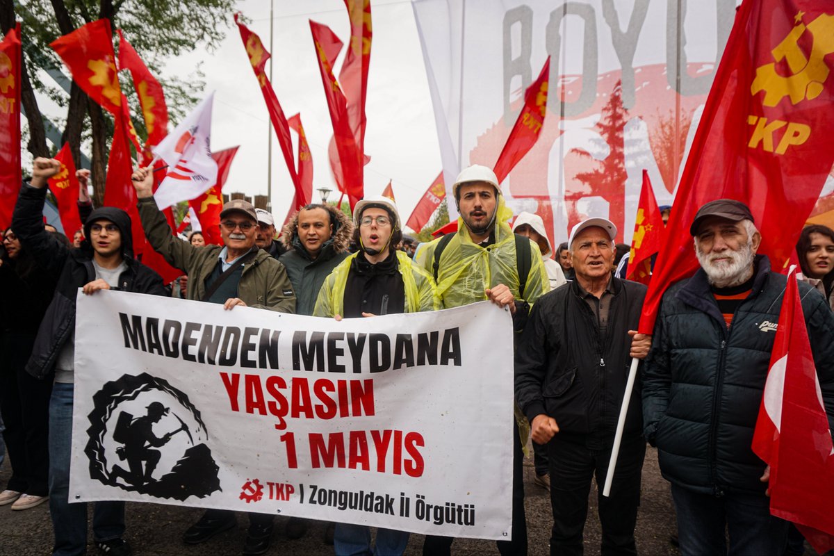 ZonguldakTKP's tweet photo. 🚩Sosyalizm ve cumhuriyet için 1 Mayıs’ta Ankara Anıtpark’ta bir aradaydık. 
Karanlığa boyun eğmeyeceğiz. Madenden meydana yaşasın 1 Mayıs! https://t.co/l0EBqK2odp