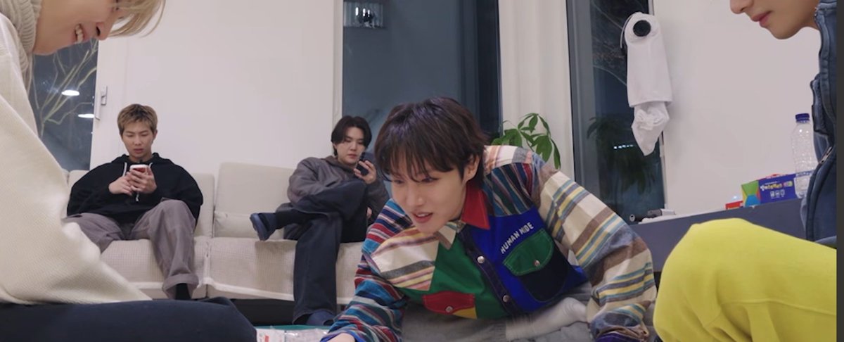 esorylime82's tweet photo. Busy maglaro ang mga bata while busy mag-cellphone ang mga tatay. 😅 https://t.co/P8epmbFJqd