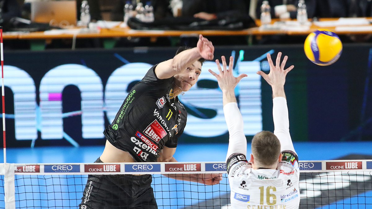 VolleyLube's tweet photo. 🇮🇹Finale tricolore Gara 2, la Lube e un Palas "strabordante" attendono la Sir
⏳Cucinieri e Block Devils in campo domenica (h 18)
🎙️Nikolov: "Serve mentalità! Dobbiamo anche crescere nel side out"
📺Rai Sport 💻DAZN 💻VBTV 📻Radio Arancia
#esserelube
https://t.co/7p7dk9NUCv https://t.co/9MGnWLv6gt