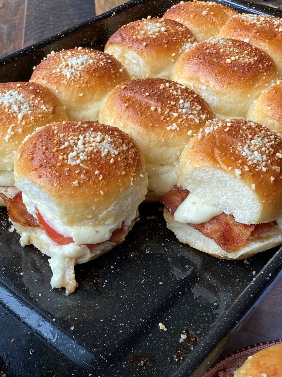 SouthLadyCooks's tweet image. Recipe➡️ frontporchlifemagazine.com/kentucky-hot-b…
Make these Kentucky hot brown sliders a meal, a snack or serve them at any gathering.  #appetizerrecipes #food