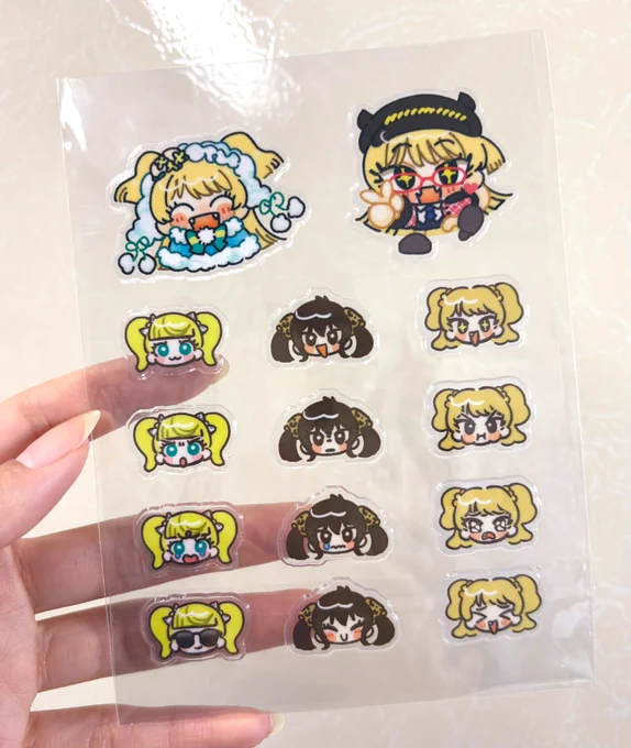 やばい!!!間に合いました!!! ちょっとぷっくりしたクリアシールと、ちょっとキラキラしたステッカーです お品書き作り直して梱包します( ; ; )明日持っていきます〜!発色きれい! #MBF17