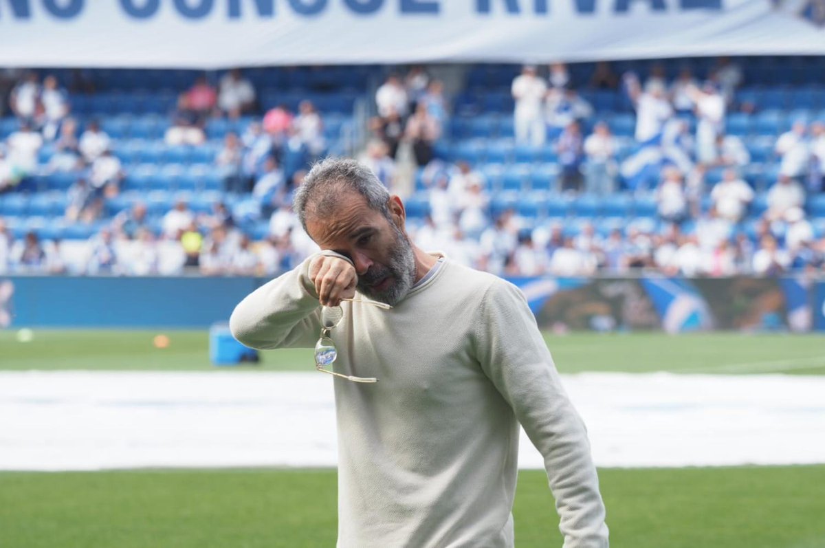 Este señor que es manteado por sus jugadores y que llora emocionado es leyenda viva del <a href="/CDTOficial/">CD Tenerife 🏴󠁧󠁢󠁳󠁣󠁴󠁿</a>.

Nos ha sacado 2 veces del pozo, ambas a la 1ª y ambas siendo CAMPEONES.

DON ÁLVARO CERVERA DÍAZ 

El entrenador más importante de la centenaria historia del Tenerife.
👓🔝🤍💙🏴󠁧󠁢󠁳󠁣󠁴󠁿
