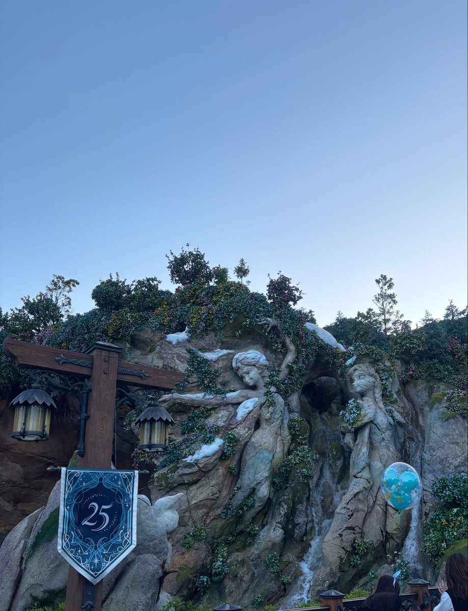 72umi2's tweet photo. GW早取りして
横浜〜ディズニー旅行に行ったよ🤭💕
仕事忙しかったので
久しぶりにお出かけできて嬉しい🫶

久しぶりのディズニーシー楽しかった🌏
午前中は大雨だったけど、そのおかげで乗り物空いてたからチート使って７つも乗り物乗れた💸
午後はめっちゃいい天気でした☀️ https://t.co/dspSF9UvBQ